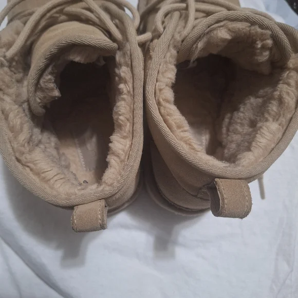 Women's Uggs size 9 - Picture 6 of 7